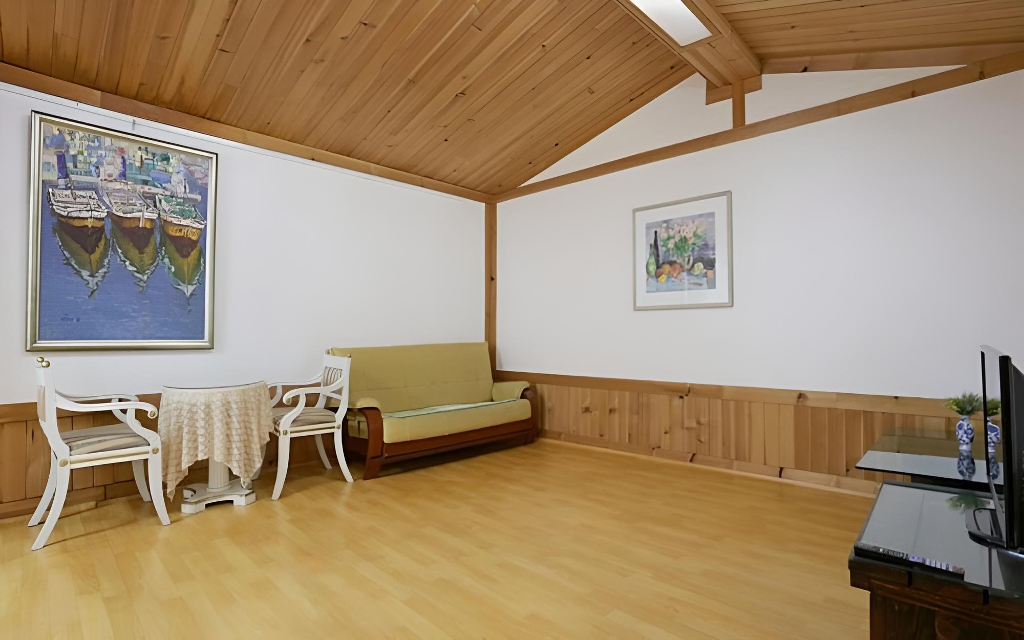 Room (Family room) photo 1