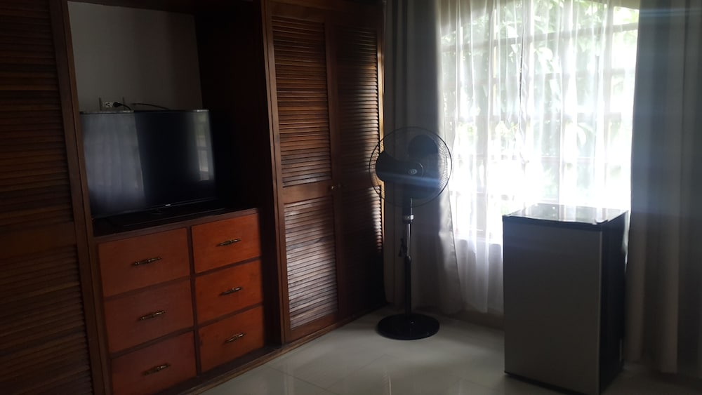 Comfort Suite, 1 King Bed, Private Bathroom, Corner photo 3