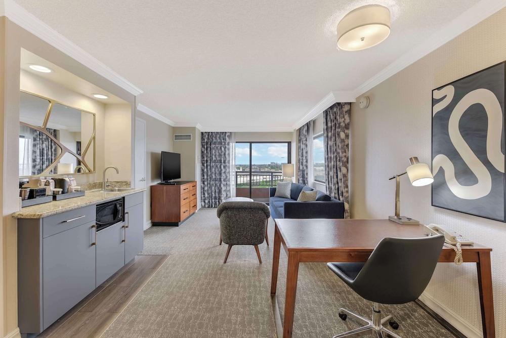 Suite - 2 Double Beds with Queen Sofabed - Photo 4