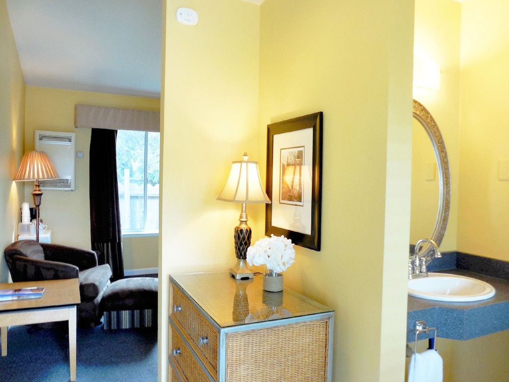 Standard Room, 1 Queen Bed - Photo 6