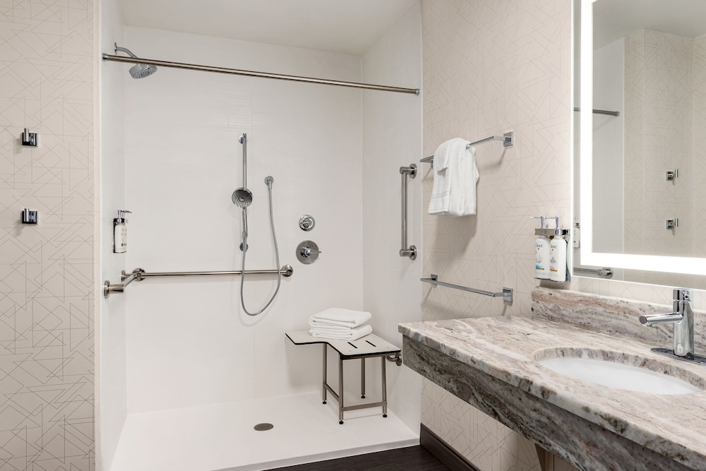 Suite, 1 King Bed, Accessible (Mobility) - Photo 4