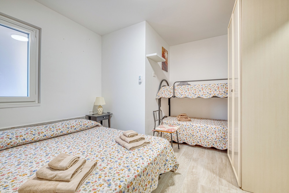 Family Apartment, Multiple Bedrooms, Sea Facing (Merlo C - town center & private)