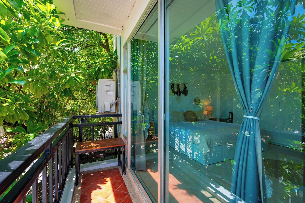 King Room with Balcony - Photo 9