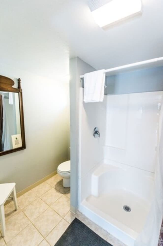 Standard Room, 2 Queen Beds (Pet-Friendly) photo 3
