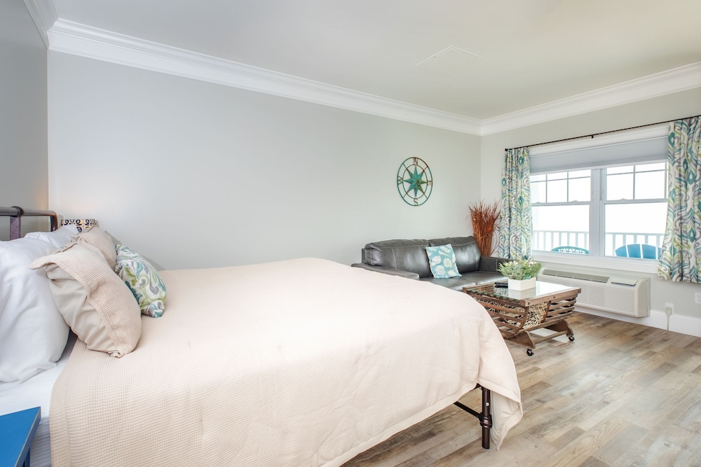 Deluxe Studio Suite, 1 King Bed with Sofa bed, Non Smoking, Ocean View