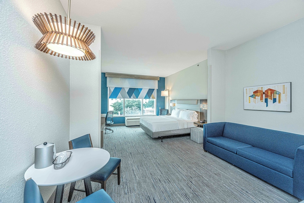 Suite, 1 King Bed, Accessible (Communications, Accessible Tub) - Photo 4