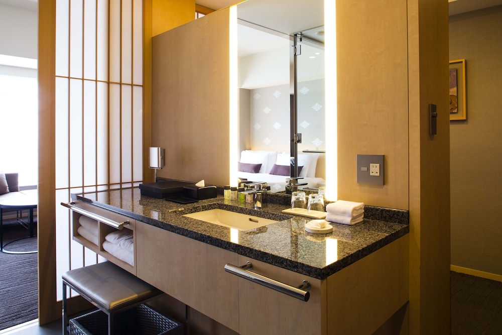 Connecting Room (1 Deluxe King & 1 Premier Corner Twin), Non Smoking