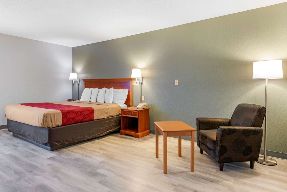 Standard Room, 1 King Bed, Non Smoking - Photo 3