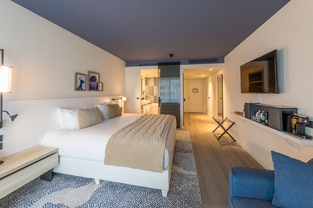 Premium Room, 1 King Bed with Sofa bed - Photo 15