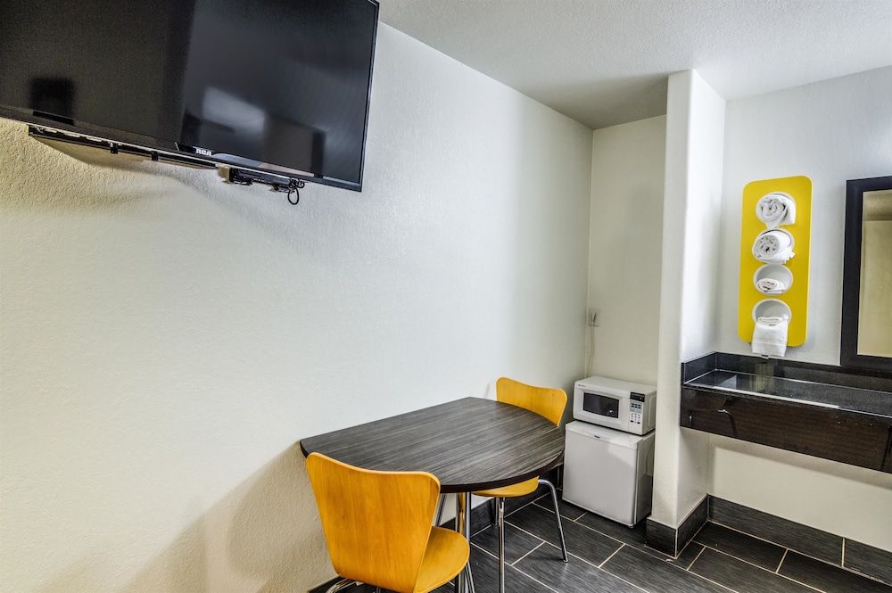 Standard Room, 2 Double Beds, Non Smoking, Refrigerator & Microwave photo 3
