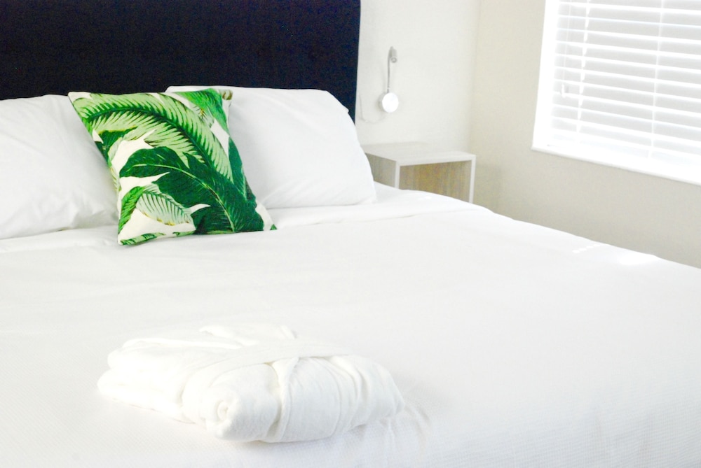 Basic Room, 1 King Bed, Poolside photo 2