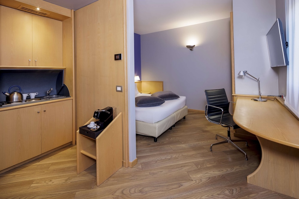 Suite, 1 King Bed, Non Smoking (Living Room) photo 3