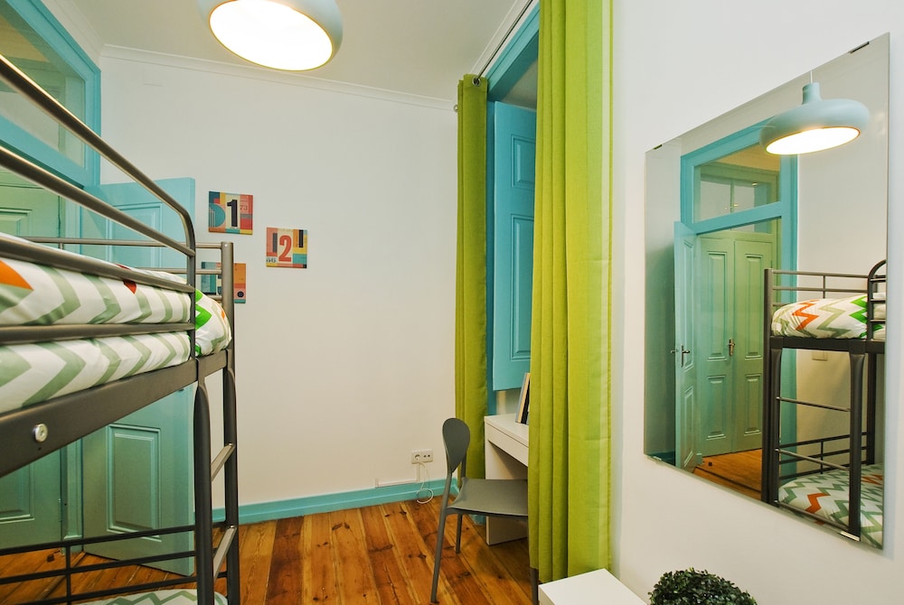Classic Twin Room  with bunk bed and  shared toilet photo 3