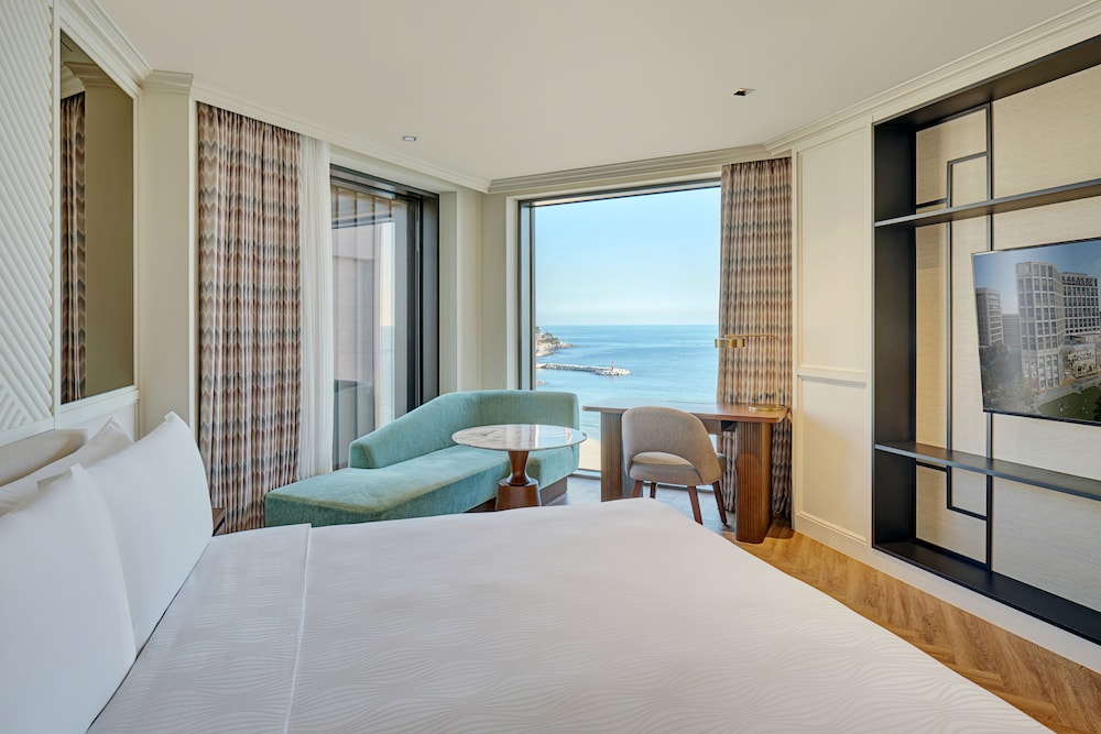 Deluxe Partial Ocean View King