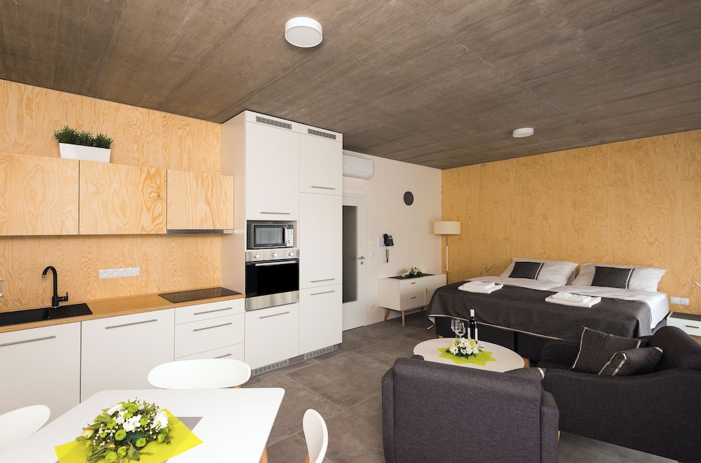 Business Studio, Balcony