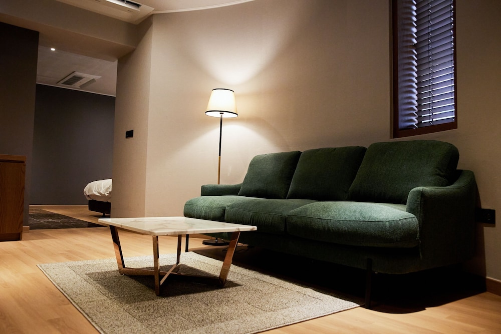 Corner Suite - Photo 3