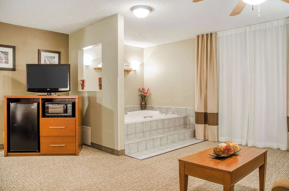 Suite, 1 King Bed with Sofa bed, Non Smoking, Hot Tub (2 Person) photo 2