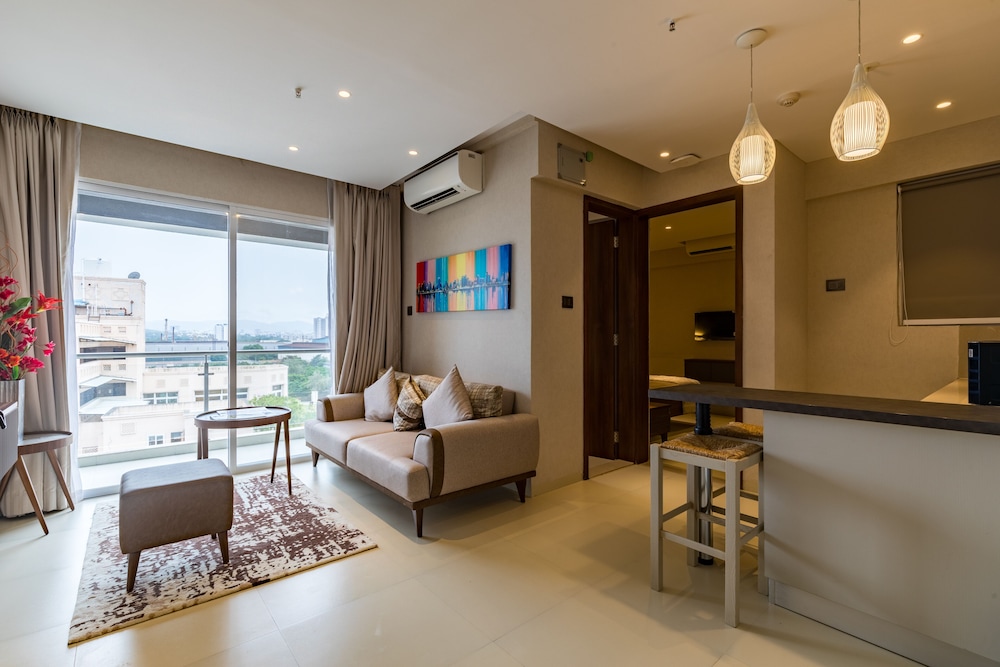 Suite Room with Balcony - Photo 9
