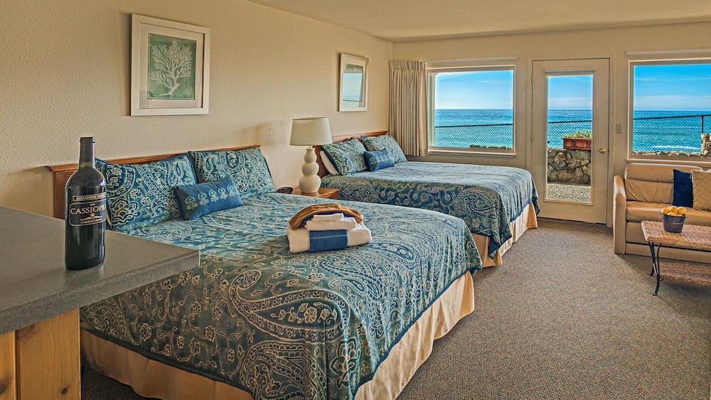 Suite, 2 Queen Beds, Patio photo 1