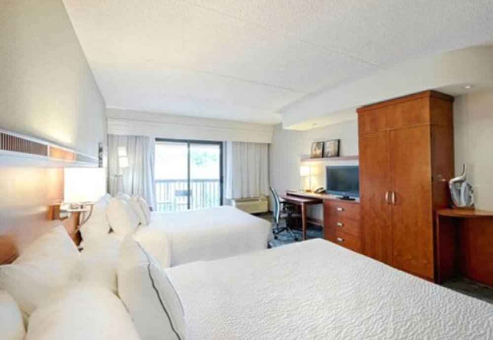 Room, 2 Queen Beds (Mobility Accessible, Tub) - Photo 2