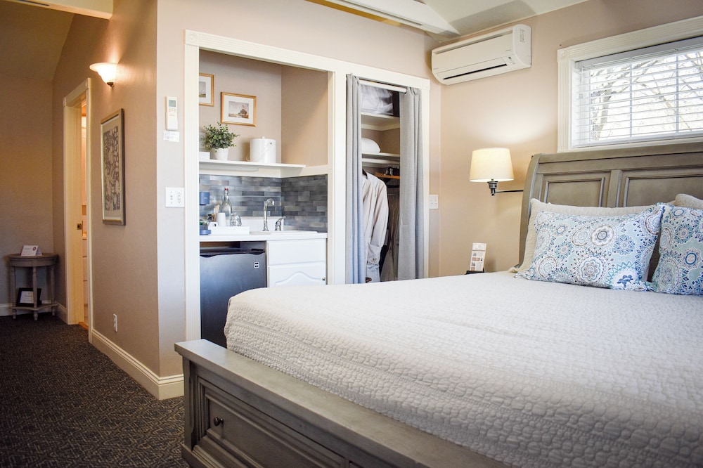 Carriage House North, 1 King Bed photo 1