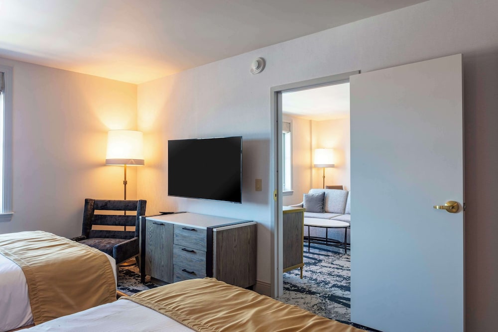 Presidential Suite, Multiple Beds, Bathtub (Mobility & Hearing) photo 2