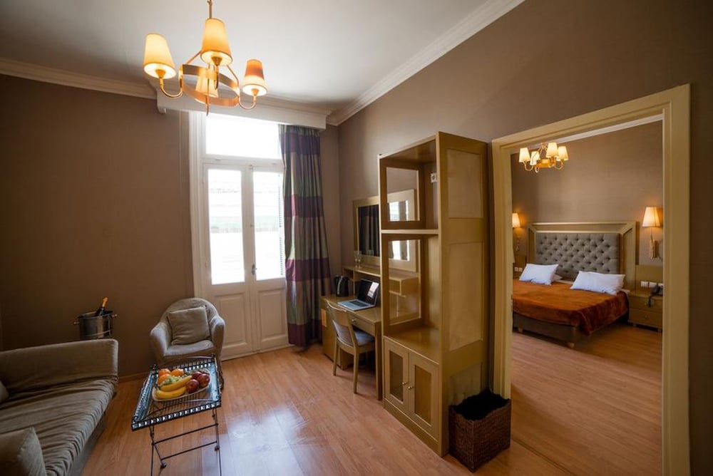 Executive Suite - Photo 4