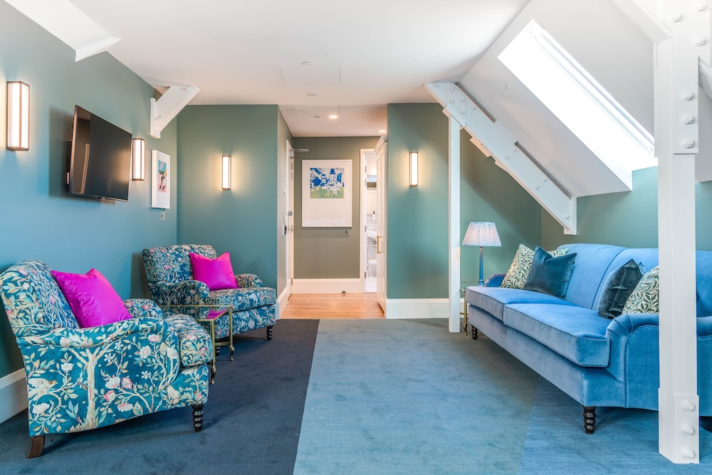 Royal Skylight Room - Photo 10