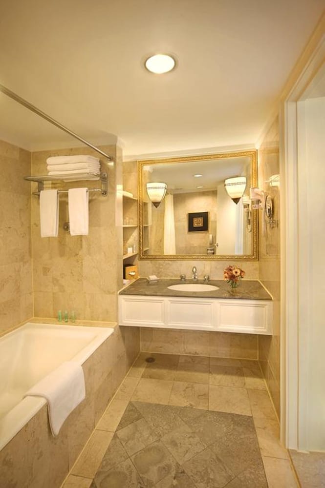 Deluxe Room - Photo 6