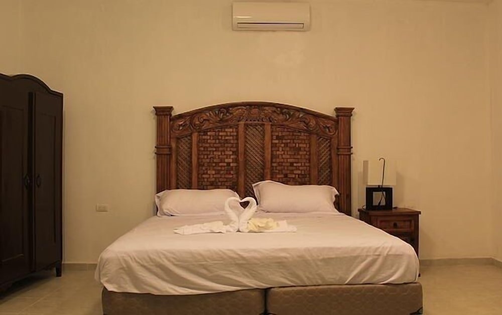 Standard Room, 1 King Bed photo 3