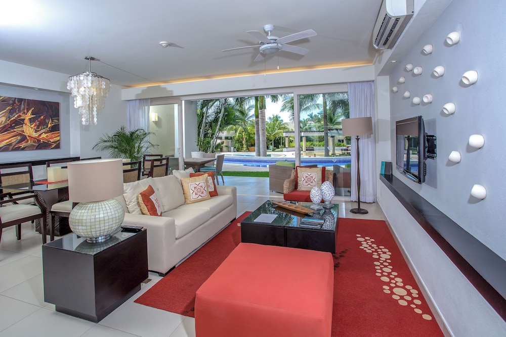 One-bedroom Swim-up Suite 1 King Bed