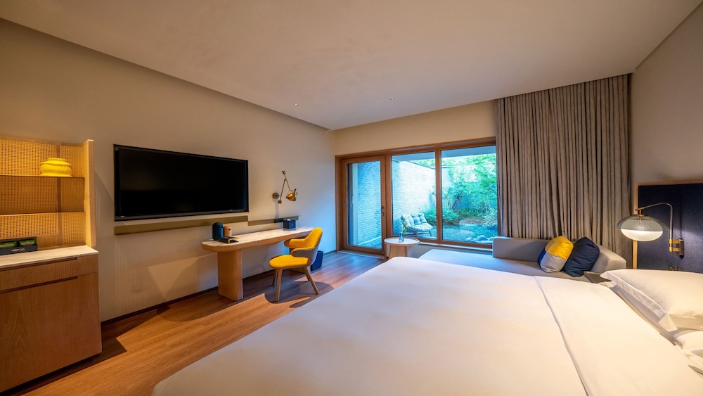 Standard Room, 1 King Bed, Courtyard View (Private Hot Spring) - Photo 2