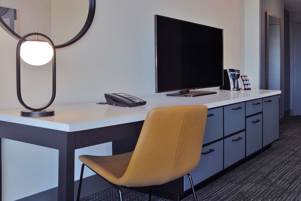 Premium Room, 1 King Bed, Accessible (Hearing) - Photo 2