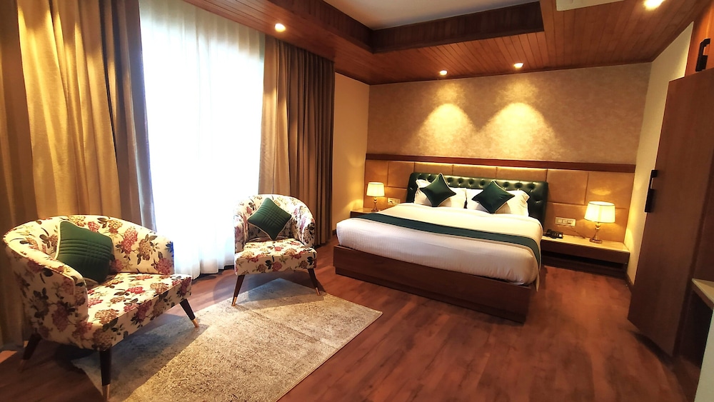 Superior Double Room, 1 King Bed, Non Smoking, Valley View photo 3