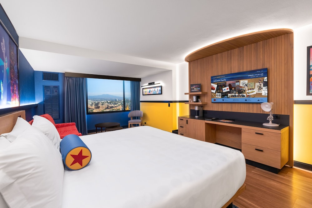 Premium View - Club Level - King Bed and pull out sofa - Photo 3