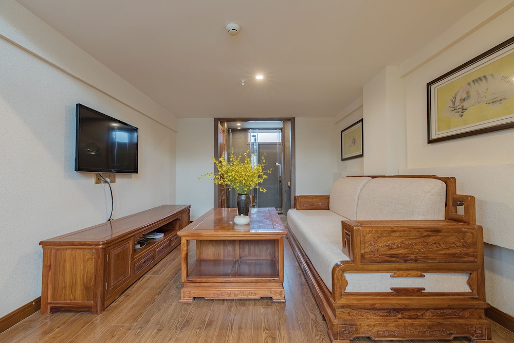 Suite - Photo 10