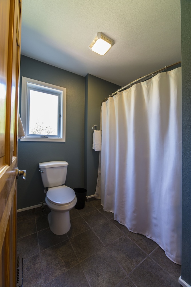 Deluxe Double Room, 2 Queen Beds, Private Bathroom (Not Pet Friendly) photo 2