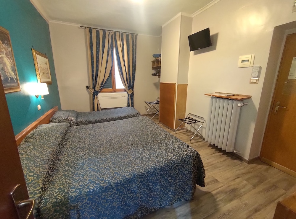 Triple Room thumbnail 6