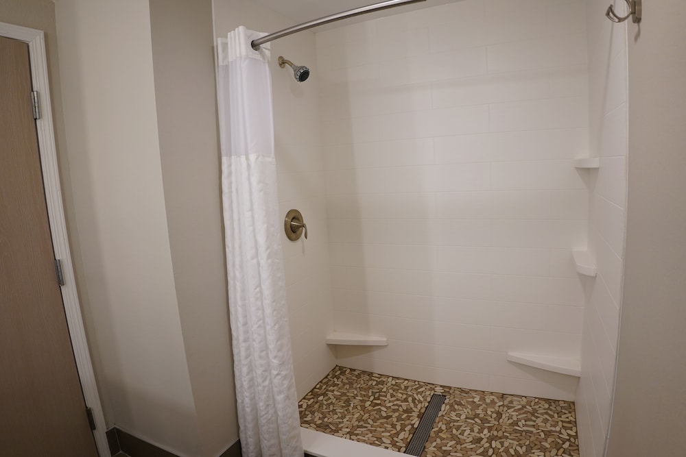Deluxe View King Suite Ground Floor - Bayview - Photo 15