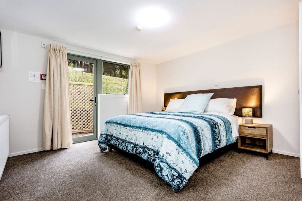 Luxury Studio Suite, 1 King Bed with Sofa bed, Ensuite, Mountain View photo 2