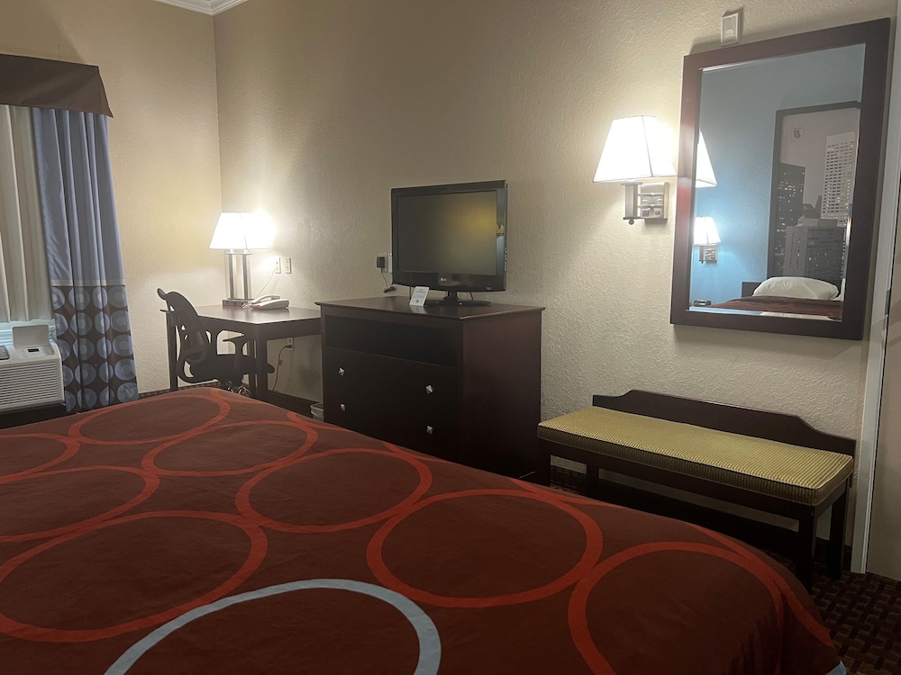 Room, 1 King Bed, Accessible, Non Smoking (Mobility Accessible) - Photo 3