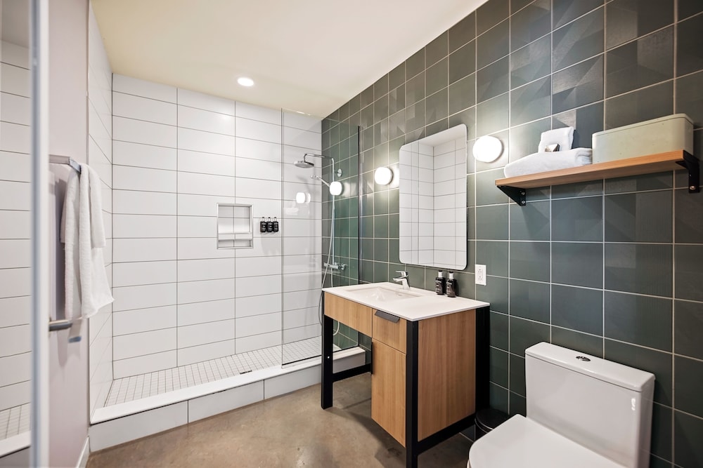 Studio, 1 Queen Bed, Mobility Accessible (Apartment) - Photo 7