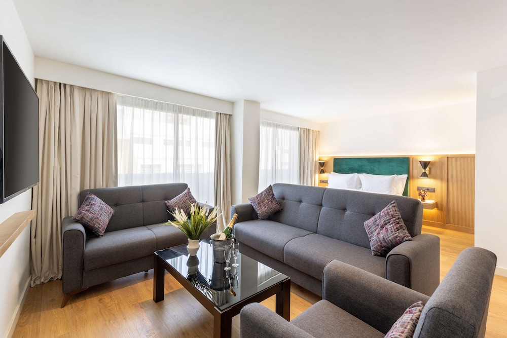 Suite, 1 King Bed with Sofa bed, Non Smoking (with Sofabed) photo 1