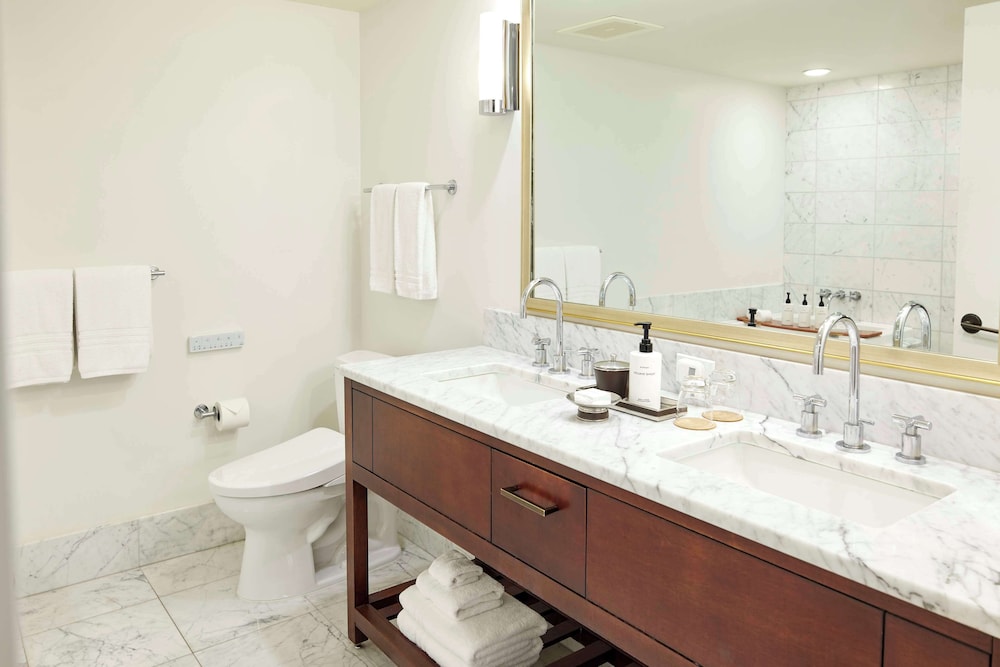 LXR Grand Suite, 2 Bedrooms, Ocean View thumbnail 5