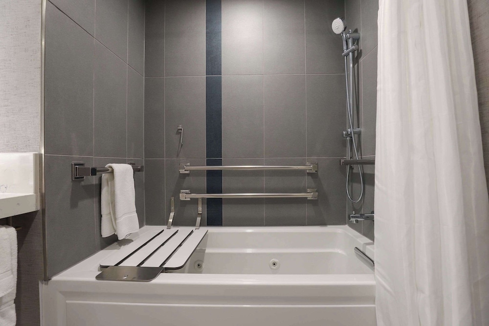 Room, 1 King Bed, Accessible, Non Smoking - Photo 6