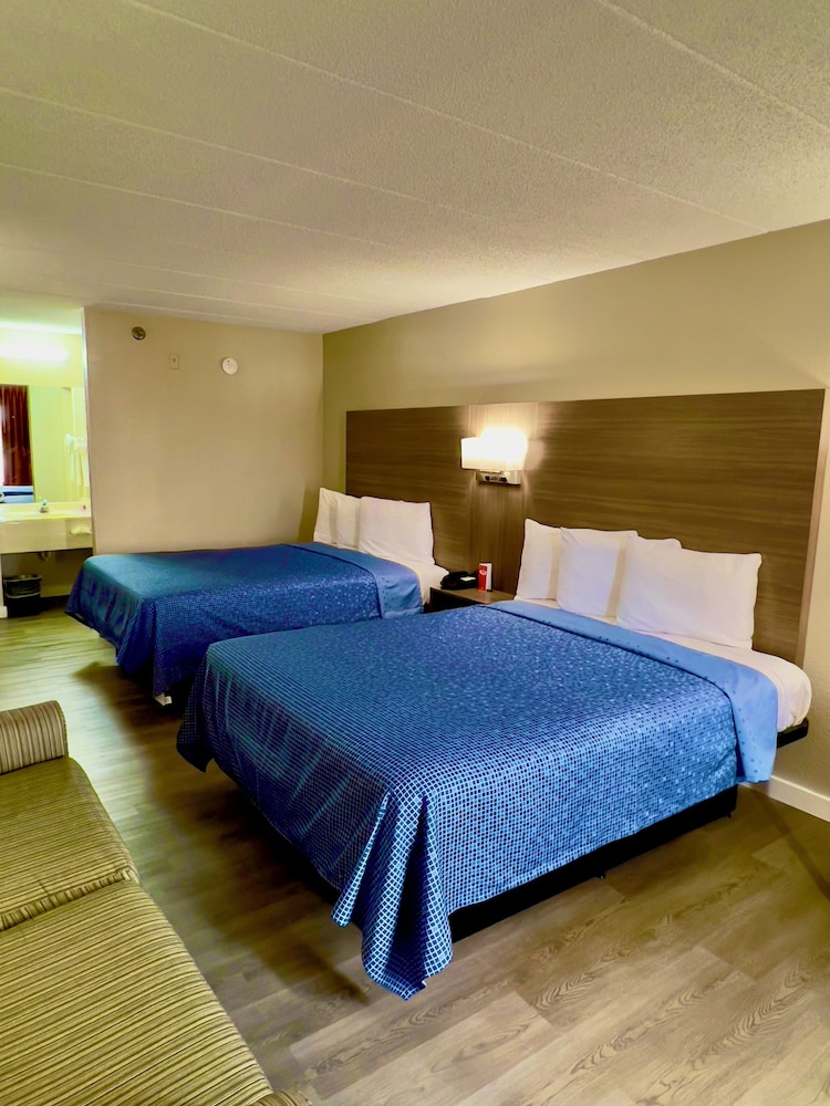 Standard Room, 2 Queen Beds, Non Smoking - Photo 2