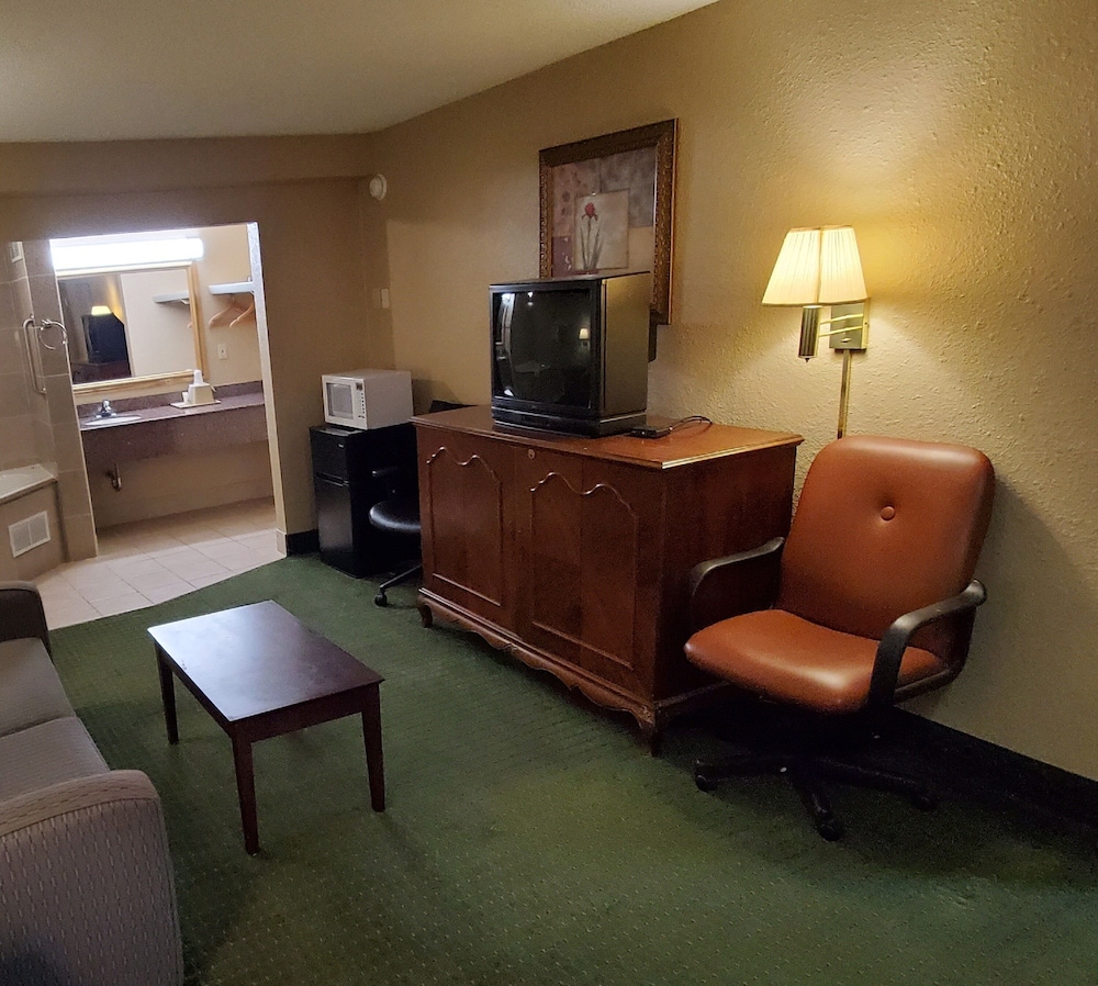 Deluxe Suite, 1 King Bed, Hot Tub photo 3