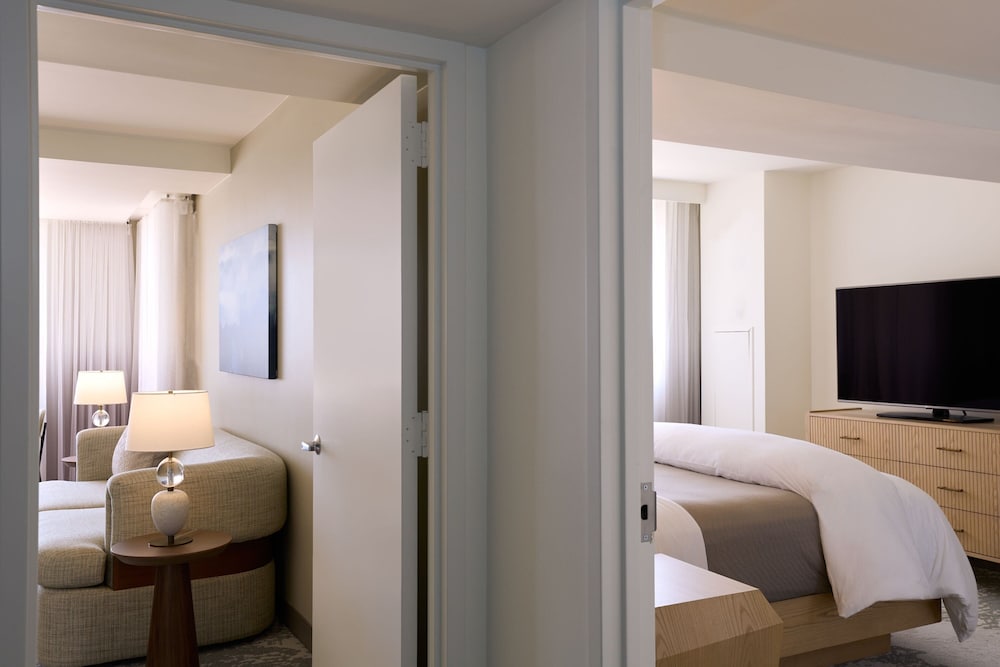 Deluxe Suite, 1 King Bed with Sofa bed, Corner