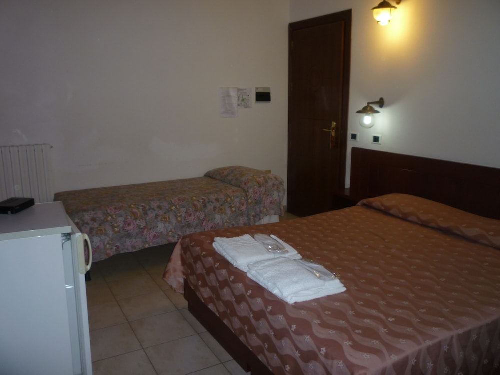 Classic Double or Twin Room, Private Bathroom, Tower photo 3