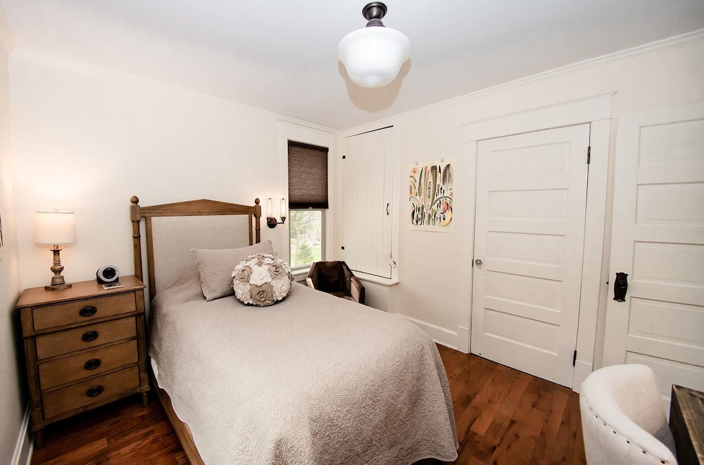 Deluxe Apartment, Private Bathroom, City View (Studio 555) photo 2